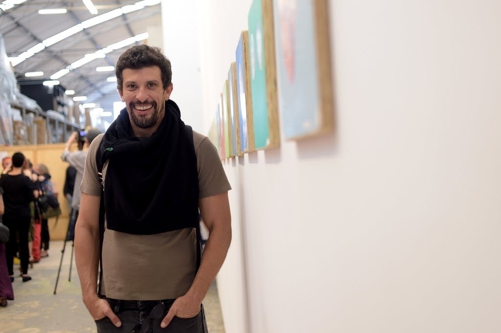 29.jun.2014- O ator Milhem Cortaz marca presença na exposição dos grafiteiros Osgêmeos em São Paulo - Reinaldo Canato/UOL