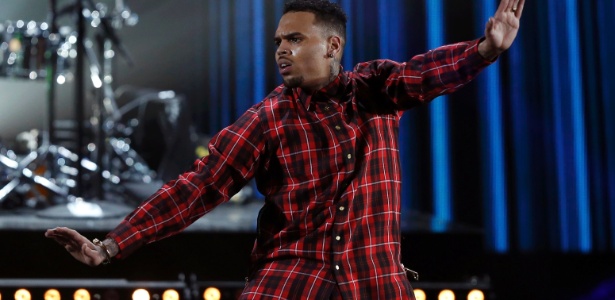 29.jun.2014 - Recém-saído da prisão, o rapper Chris Brown voltou aos palcos para apresentar sua mais recente hit, "Loyal", durante o BET Awards 2014 - Reuters - Reuters