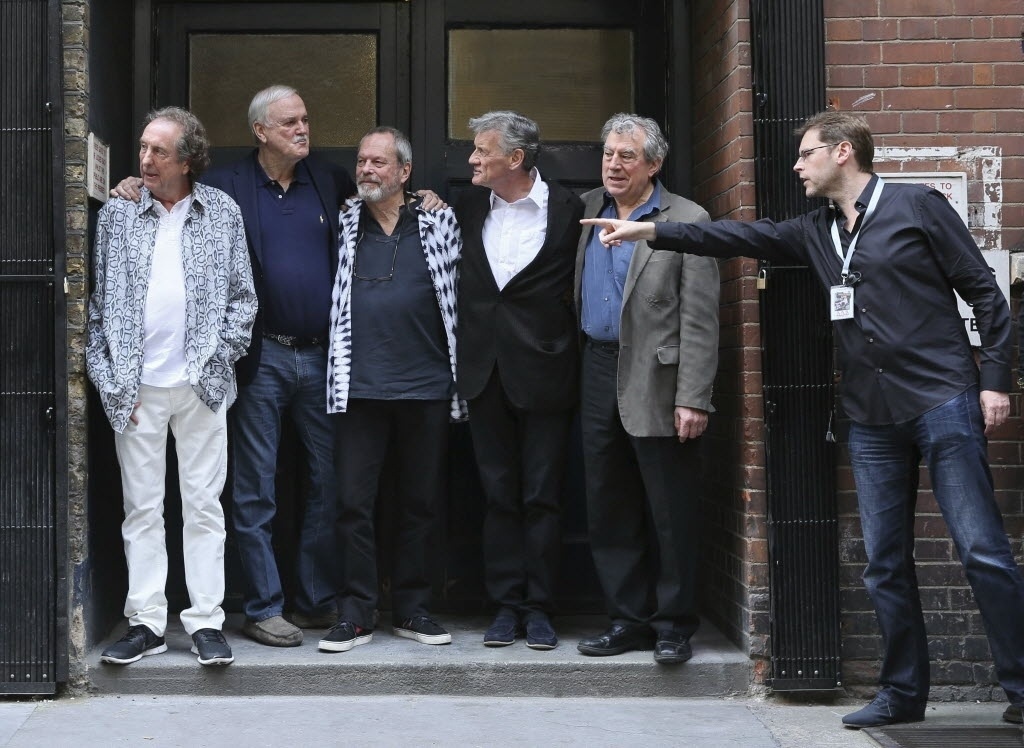 30.jun.2014 - Os comediantes do Monty Python Eric Idle, John Cleese, Terry Gilliam, Michael Palin e Terry Jones reunidos para divulgar novo espetáculo em Londres - Reuters