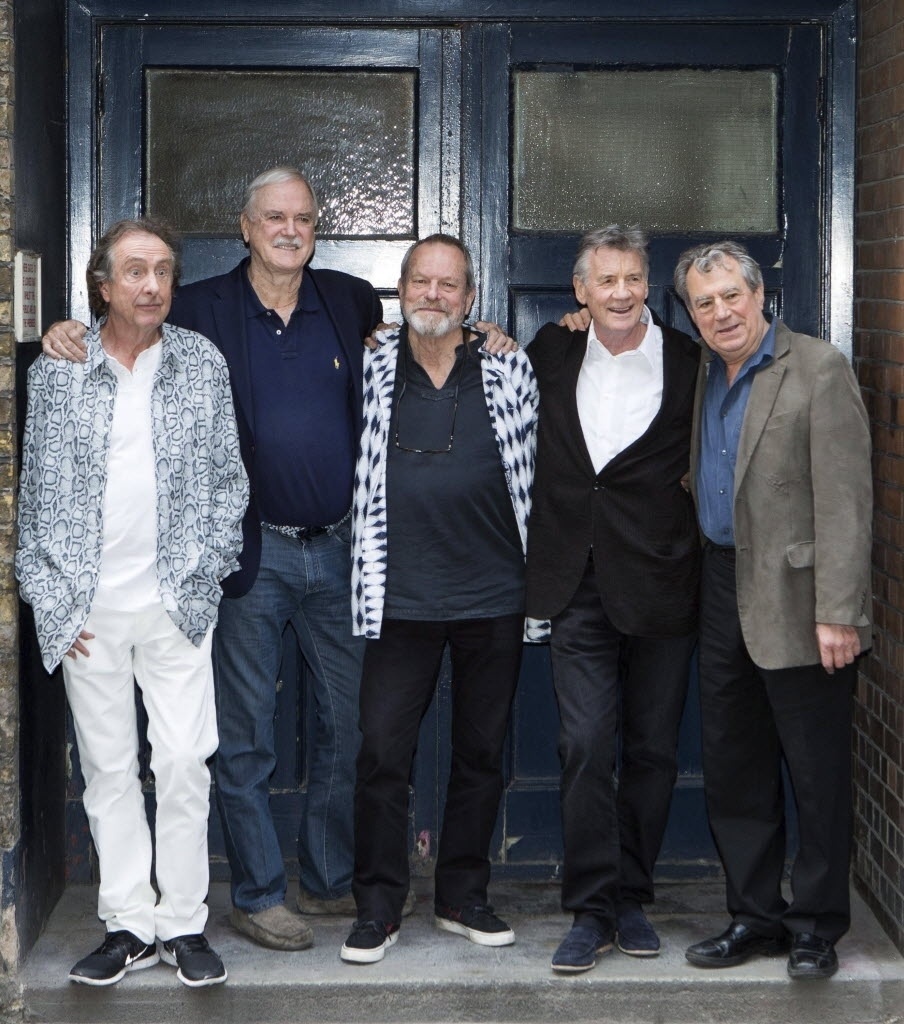 30.jun.2014 - Os comediantes do Monty Python Eric Idle, John Cleese, Terry Gilliam, Michael Palin e Terry Jones reunidos para divulgar novo espetáculo em Londres - EFE