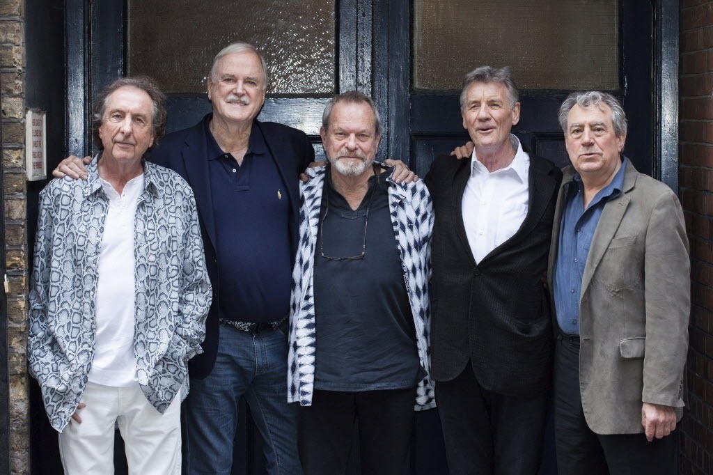 30.jun.2014 - Os comediantes do Monty Python Eric Idle, John Cleese, Terry Gilliam, Michael Palin e Terry Jones reunidos para divulgar novo espetáculo em Londres - EFE