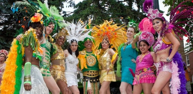 Passistas de desfile organizado pela Evanston Escola de Samba - Divulgação - Divulgação