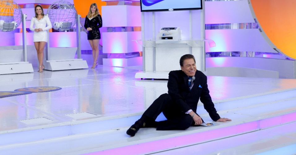 Silvio Santos escorrega ao descer degrau durante gravação do programa "Telesena", no SBT
