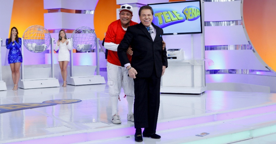 Silvio Santos escorrega ao descer degrau durante gravação do programa "Telesena", no SBT. Apresentador é socorrido pelo assistente de palco Liminha
