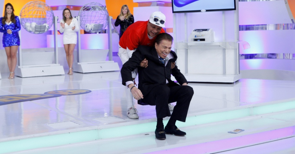 Silvio Santos escorrega ao descer degrau durante gravação do programa "Telesena", no SBT. Apresentador é socorrido pelo assistente de palco Liminha