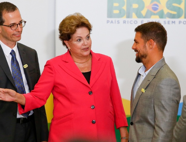 A presidente Dilma Rousseff cumprimenta o ator Cauã Reymond durante cerimônia de lançamento do programa Brasil de Todas as Telas, de incentivo à produção audiovisual - Pedro Ladeira/Folhapress