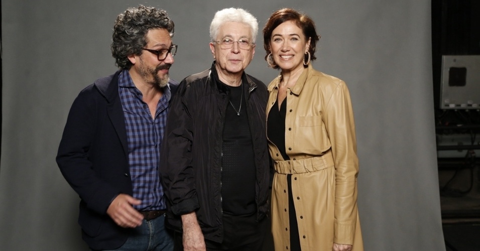 1.jul.2014 - Os atores Alexandre Nero e Lília Cabral posam ao lado do autor de "Império", Aguinaldo Silva
