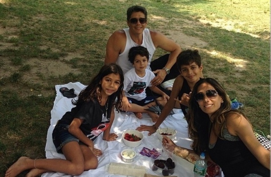1.jul.2014- Márcio Garcia e Andréa Santa Rosa fazem piquenique com os filhos no Central Park, em Nova York