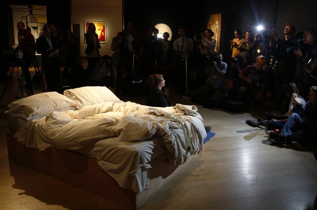 A artista britânica Tracey Emin posa em sua instalação "The Bed", leiloada por R$ 9,6 milhões em Londres - Luke MacGregor/Reuters