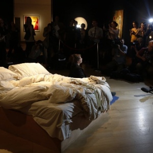 A artista britânica Tracey Emin posa em sua instalação "The Bed", leiloada por R$ 9,6 milhões em Londres - Luke MacGregor/Reuters