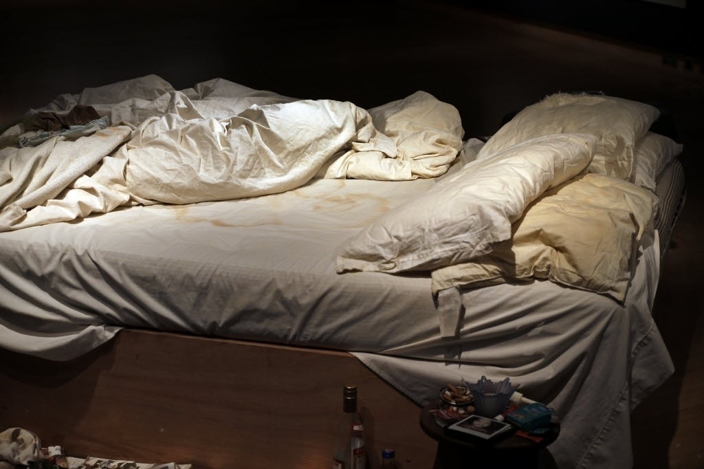 A artista britânica Tracey Emin posa em sua instalação "The Bed", leiloada por R$ 9,6 milhões em Londres - Lefteris Pitarakis/AFP Photo