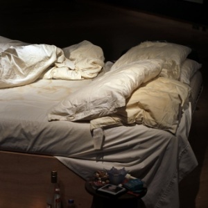 A artista britânica Tracey Emin posa em sua instalação "The Bed", leiloada por R$ 9,6 milhões em Londres - Lefteris Pitarakis/AFP Photo