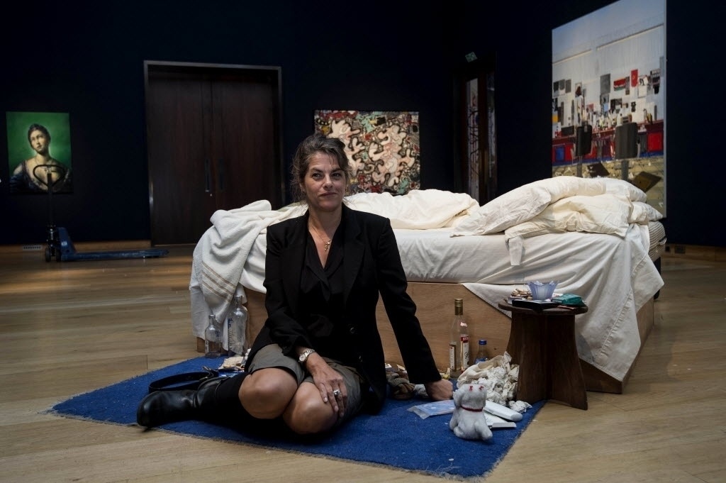 A artista britânica Tracey Emin posa em sua instalação "The Bed", leiloada por R$ 9,6 milhões em Londres - Niklas Halle/AFP Photo