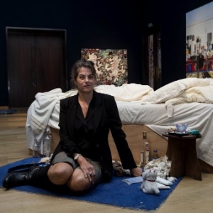A artista britânica Tracey Emin posa em sua instalação "The Bed", leiloada por R$ 9,6 milhões em Londres - Niklas Halle/AFP Photo