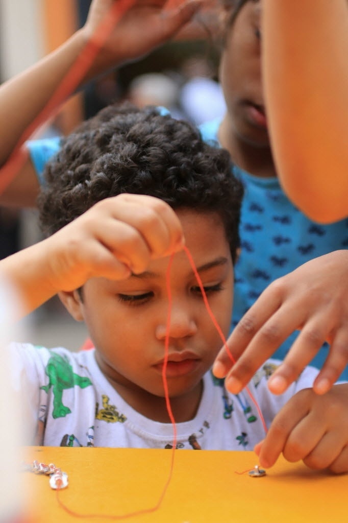 01.jul.2014 - Crianças e adultos do bairro da Luz participam da inauguração do projeto "Cidadania nas Ruas da Luz", em São Paulo. O projeto artístico busca fortalecer os vínculos entre os habitantes e o espaço público do bairro, onde se localiza a zona conhecida como Cracolândia - EFE