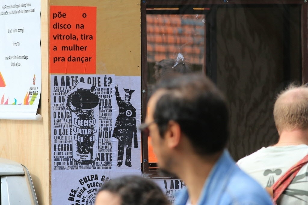 01.jul.2014 - Crianças e adultos do bairro da Luz participam da inauguração do projeto "Cidadania nas Ruas da Luz", em São Paulo. O projeto artístico busca fortalecer os vínculos entre os habitantes e o espaço público do bairro, onde se localiza a zona conhecida como Cracolândia - EFE