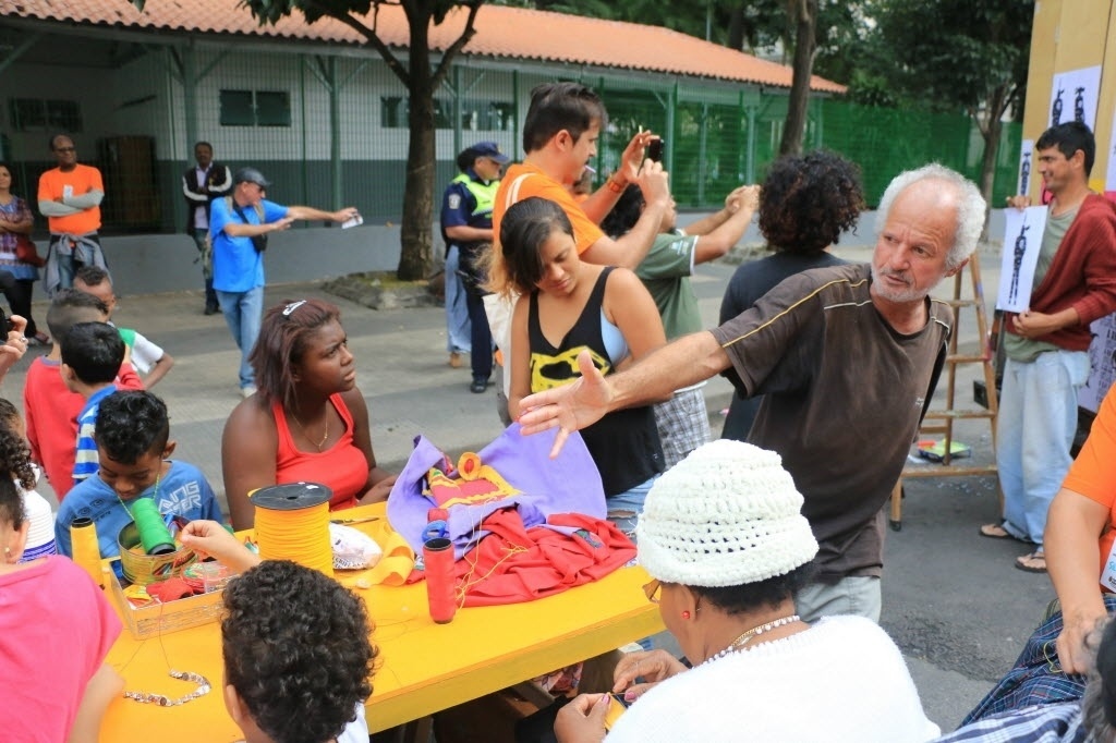 01.jul.2014 - Crianças e adultos do bairro da Luz participam da inauguração do projeto "Cidadania nas Ruas da Luz", em São Paulo. O projeto artístico busca fortalecer os vínculos entre os habitantes e o espaço público do bairro, onde se localiza a zona conhecida como Cracolândia - EFE
