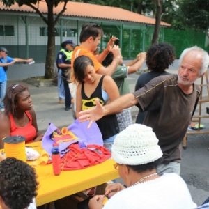 01.jul.2014 - Crianças e adultos do bairro da Luz participam da inauguração do projeto "Cidadania nas Ruas da Luz", em São Paulo. O projeto artístico busca fortalecer os vínculos entre os habitantes e o espaço público do bairro, onde se localiza a zona conhecida como Cracolândia - EFE