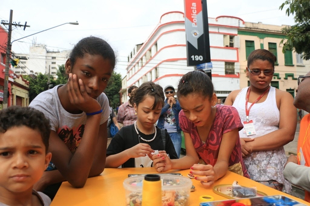01.jul.2014 - Crianças e adultos do bairro da Luz participam da inauguração do projeto "Cidadania nas Ruas da Luz", em São Paulo. O projeto artístico busca fortalecer os vínculos entre os habitantes e o espaço público do bairro, onde se localiza a zona conhecida como Cracolândia - EFE
