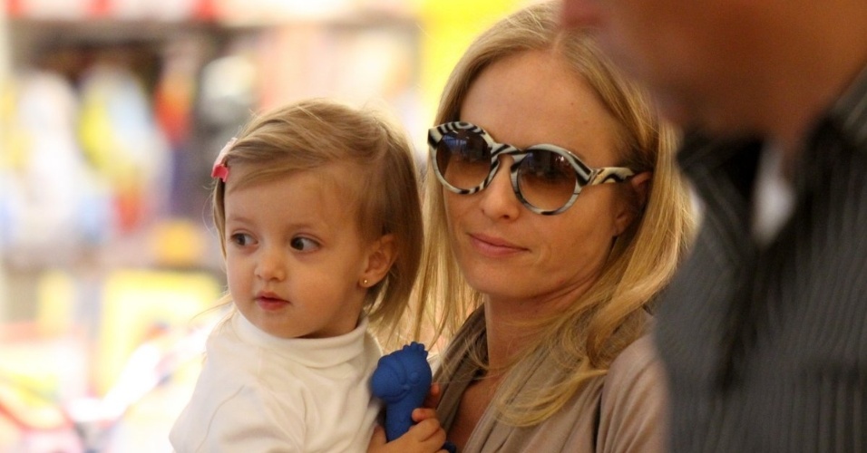 2.jul.2014 - A apresentadora Angélica passeou com a filha Eva em um shopping na Barra da Tijuca e entrou em uma loja de brinquedos