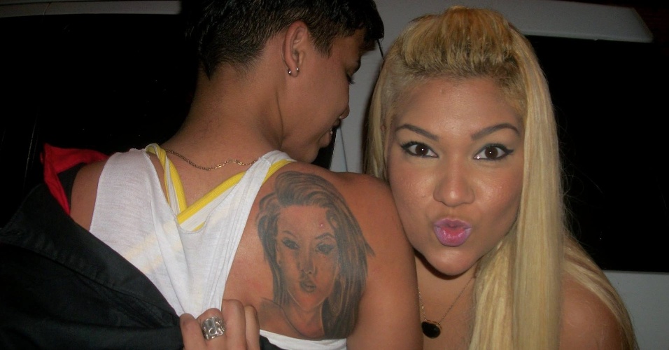 2.jul.2014 - Fã tatua o rosto de Mulher Filé nas costas
