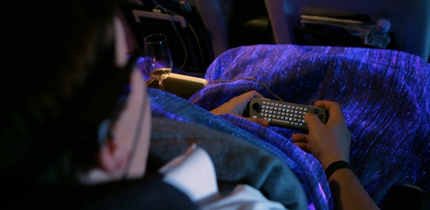 Com o passageiro relaxado durante o voo, o cobertor da British Airways ganha tons azulados - Divulgação/British Airways