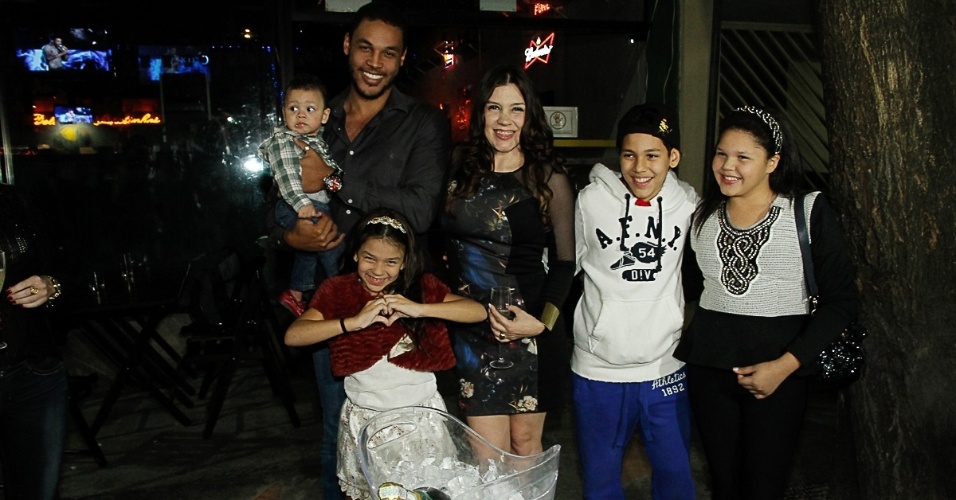2.jul.2014 - Simony comemora seus 38 anos ao lado do marido, Patrick Silva, e seus quatro filhos em uma casa de karaokê de São Paulo, na noite desta quarta-feira