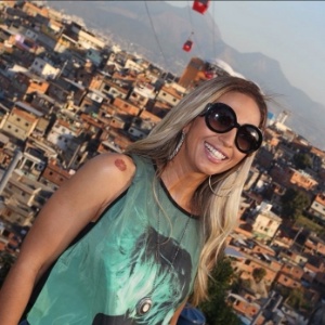 3.jul.2014- Valesca Popozuda posa na comunidade do Complexo do Alemão, no Rio de Janeiro: "Aqui me sinto em casa , aqui tenho amigos e paz!! Como eu amo isso tudo", escreveu - Reprodução/Instagram - Reprodução/Instagram