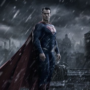 Ator Henry Cavill aparece vestido de Superman em novo filme; herói está associado a ameaças na web - Divulgação/Warner Bros