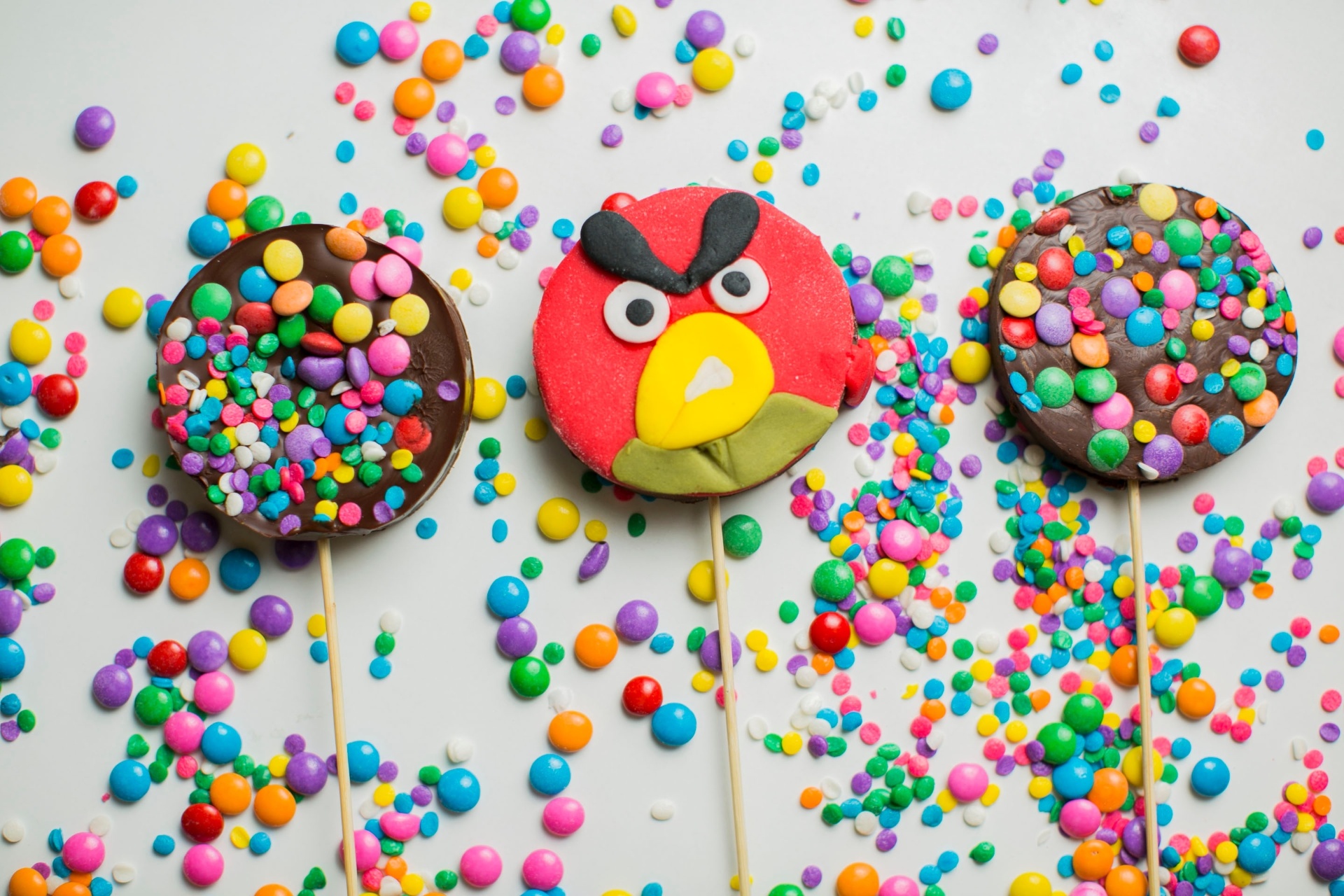 Pirulitos de chocolate confeitados agradam o paladar das crianças e, de quebra, incrementam decoração da festa de aniversário. A seguir o chef Rodrigo Jerônimo, da confeitaria Delicatto, ensina, passo a passo, a fazer a guloseima | Por Silvana Maria Rosso - Do UOL, em São Paulo - Leonardo Soares/UOL