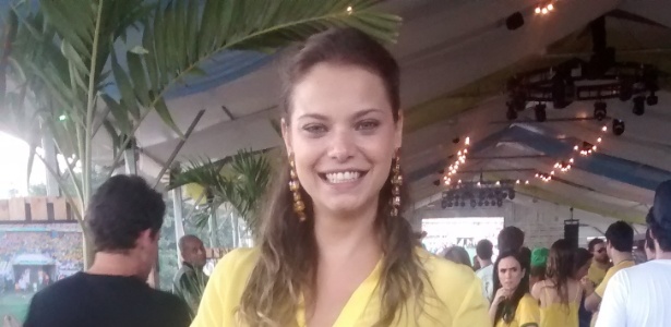 4.jul.2014 - Milena Toscano assiste ao jogo entre Brasil e Colômbia em festa com famosos, no Rio