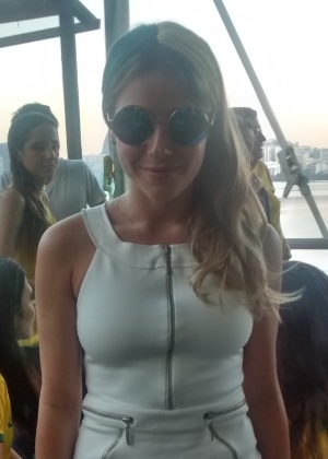 Monique Alfradique acompanhou jogo do Brasil no Terraço Lagoa, no Rio de Janeiro