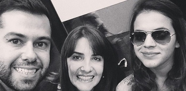 4.jul.2014 - Em dia de jogo do Brasil, Bruna Marquezine é tietada por fãs e posa para foto no aeroporto do Galeão, no Rio de Janeiro