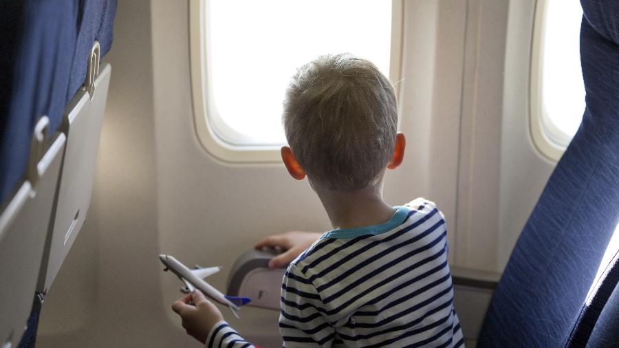 criança, viagem, avião - Getty Images