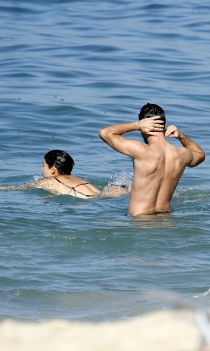 5.jul.2014 - Os atores Daniel de Oliveira e Sophie Charlotte mergulham na praia do Leblon, na zona sul do Rio
