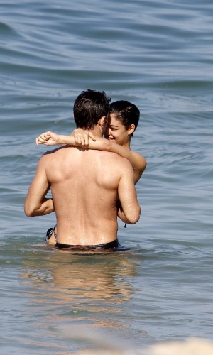 5.jul.2014 - Os atores Daniel de Oliveira e Sophie Charlotte mergulham na praia do Leblon, na zona sul do Rio