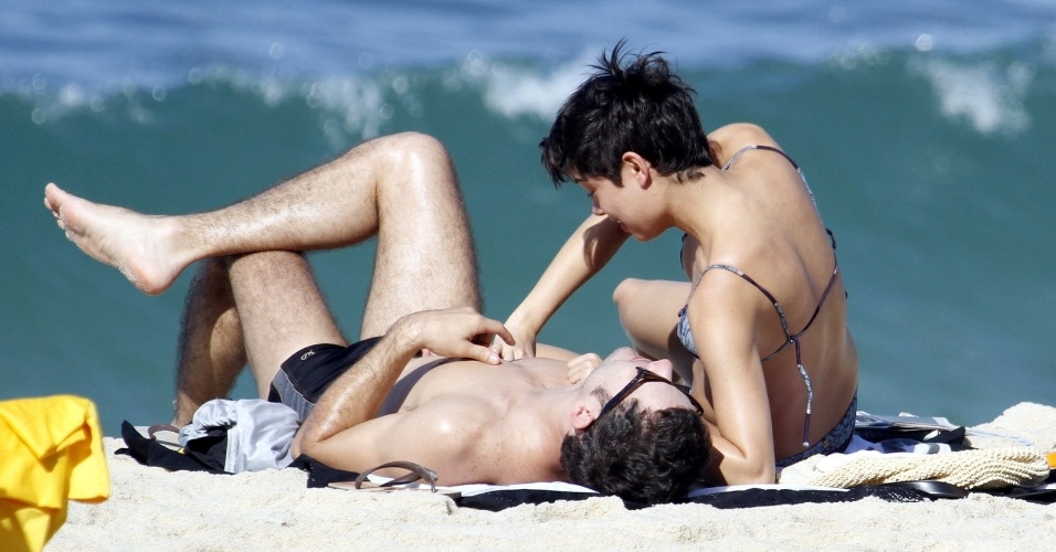 5.jul.2014 - Os atores Daniel de Oliveira e Sophie Charlotte namoram na areira da praia do Leblon, na zona sul do Rio