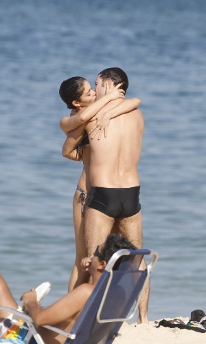 5.jul.2014 - Os atores Daniel de Oliveira e Sophie Charlotte se beijam na praia do Leblon, na zona sul do Rio