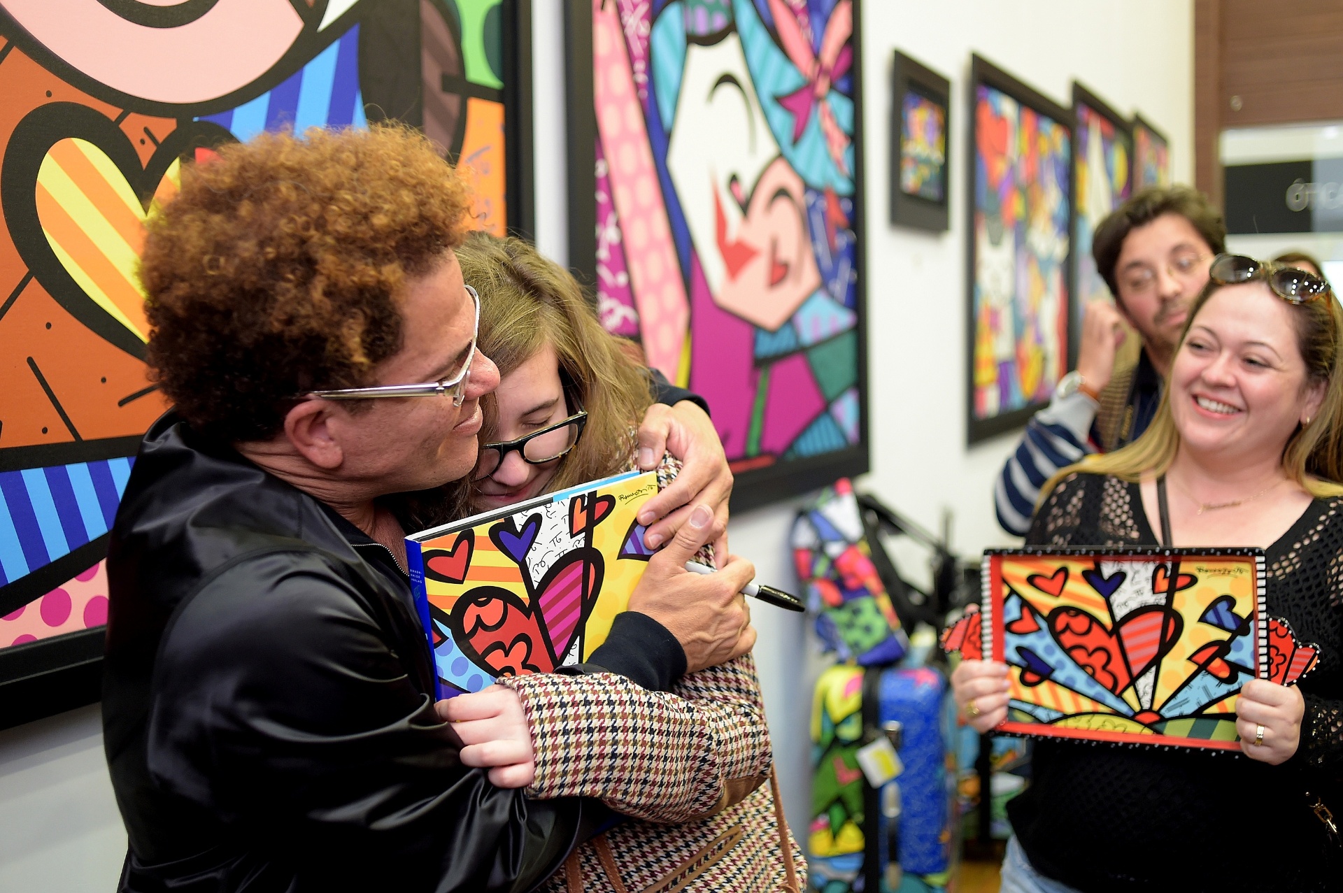 5.jul.2014 - A estudante Juliana Meneghelli, 14, também não contém as lágrimas ao receber beijo do ídolo Romero Britto durante noite de autógrafos em galeria de shopping de Campos do Jordão (SP) - Reinaldo Canato/UOL