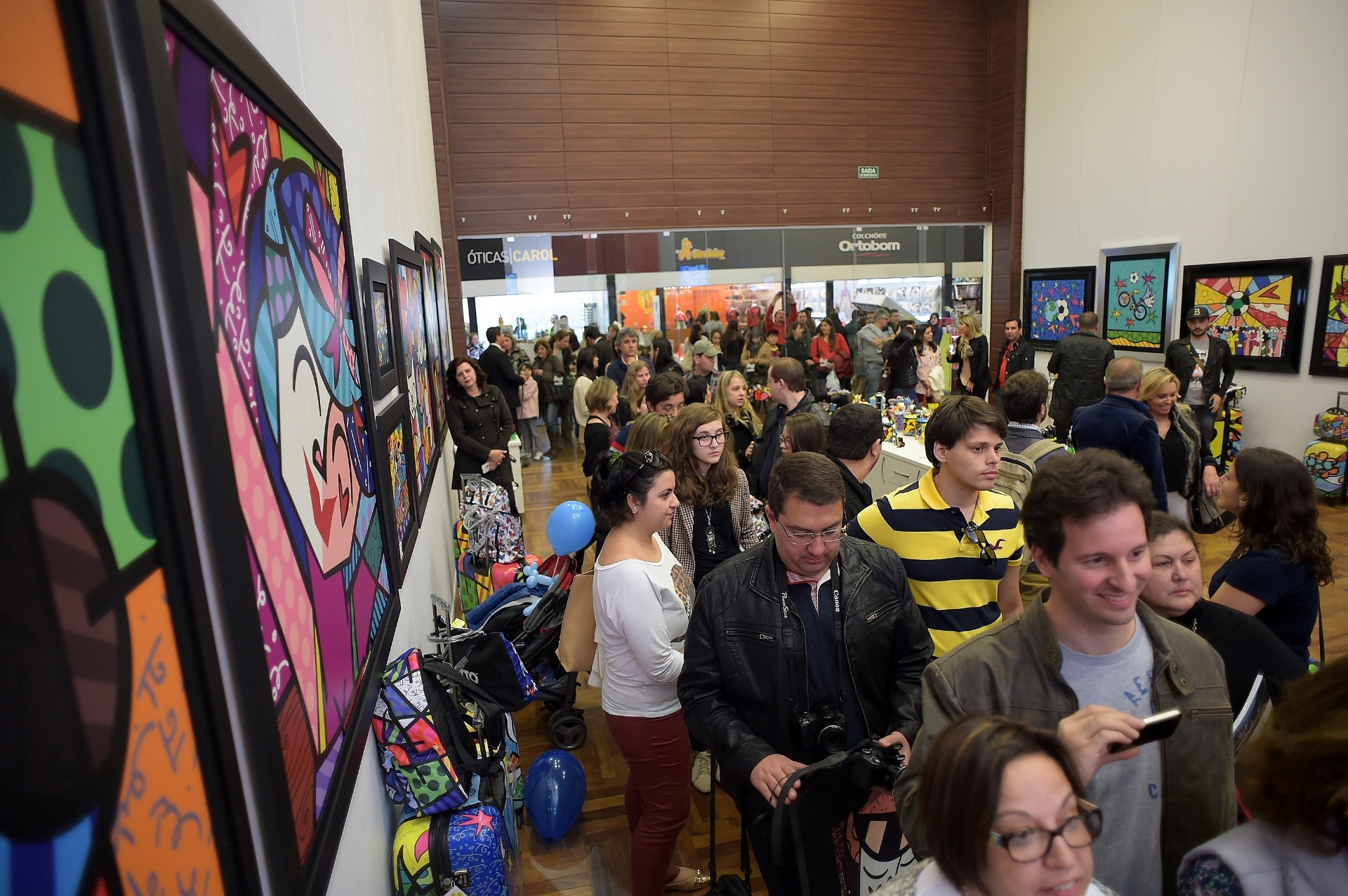 5.jul.2014 - Pessoas fazem fila para pedir autógrafo ao artista plástico Romero Britto em galeria de seu irmão em shopping de Campos do Jordão (SP) - Reinaldo Canato/UOL