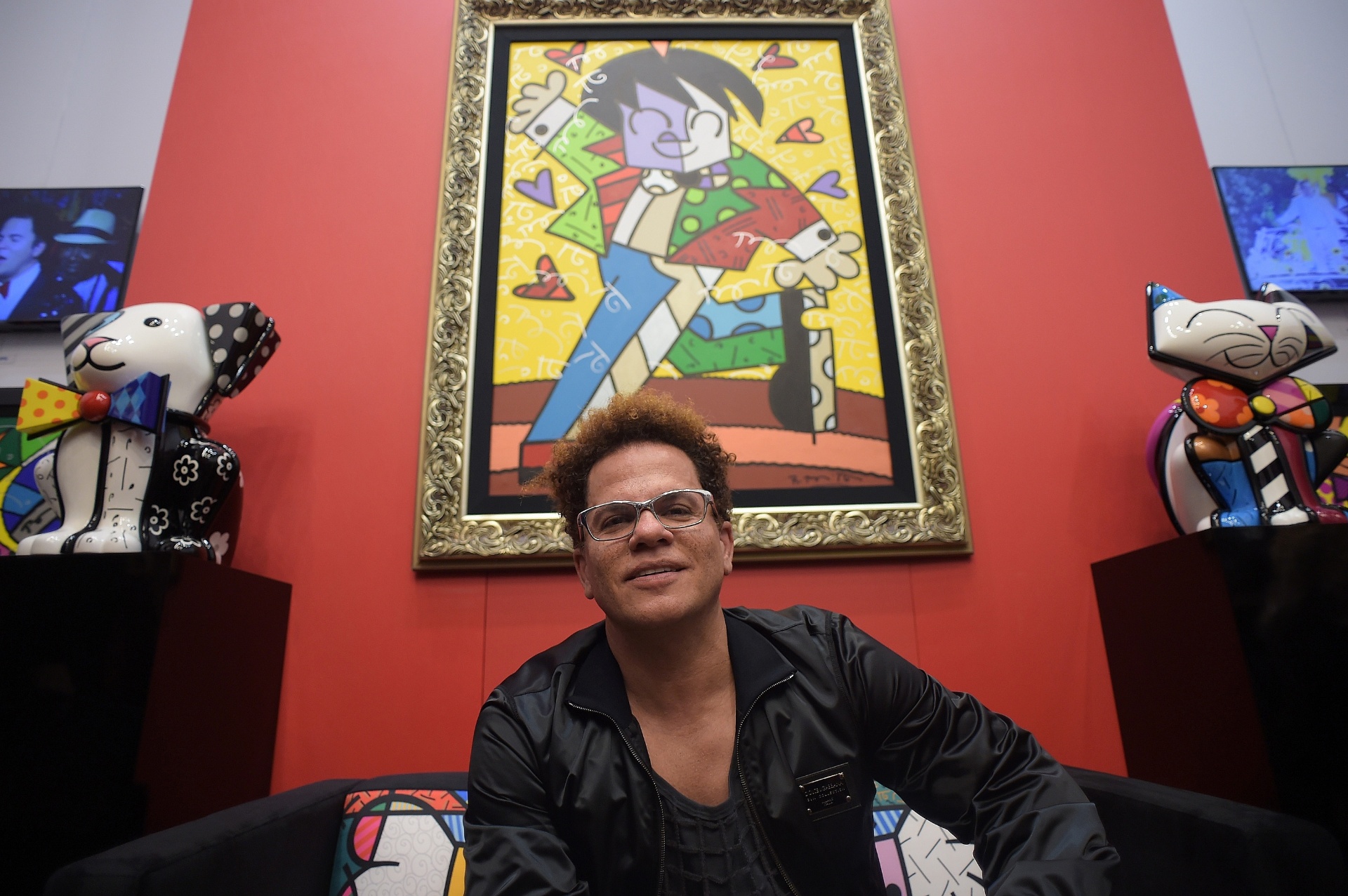 5.jul.2014 - O artista plástico Romero Britto faz tarde de autógrafos em galeria em shopping de Campos do Jordão (SP); quadro ao fundo vale R$ 250 mil - Reinaldo Canato/UOL