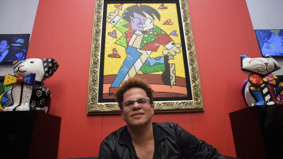  O artista plástico Romero Britto faz tarde de autógrafos em galeria em shopping de Campos do Jordão (SP) em 2014; quadro ao fundo vale R$ 250 mil - Reinaldo Canato/UOL