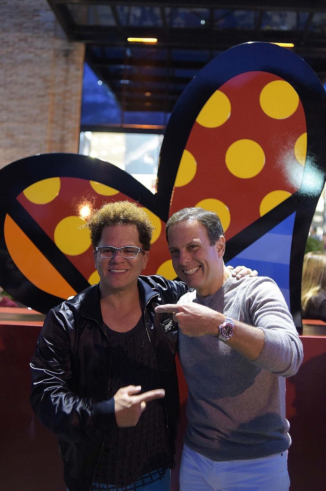 5.jul.2014 - O artista plástico Romero Britto e o empresário João Dória posam para fotos em frente a escultura do pernambucano, instalada defronte a shopping de Campos do Jordão (SP), avaliada em US$ 350 mil dólares - Reinaldo Canato/UOL