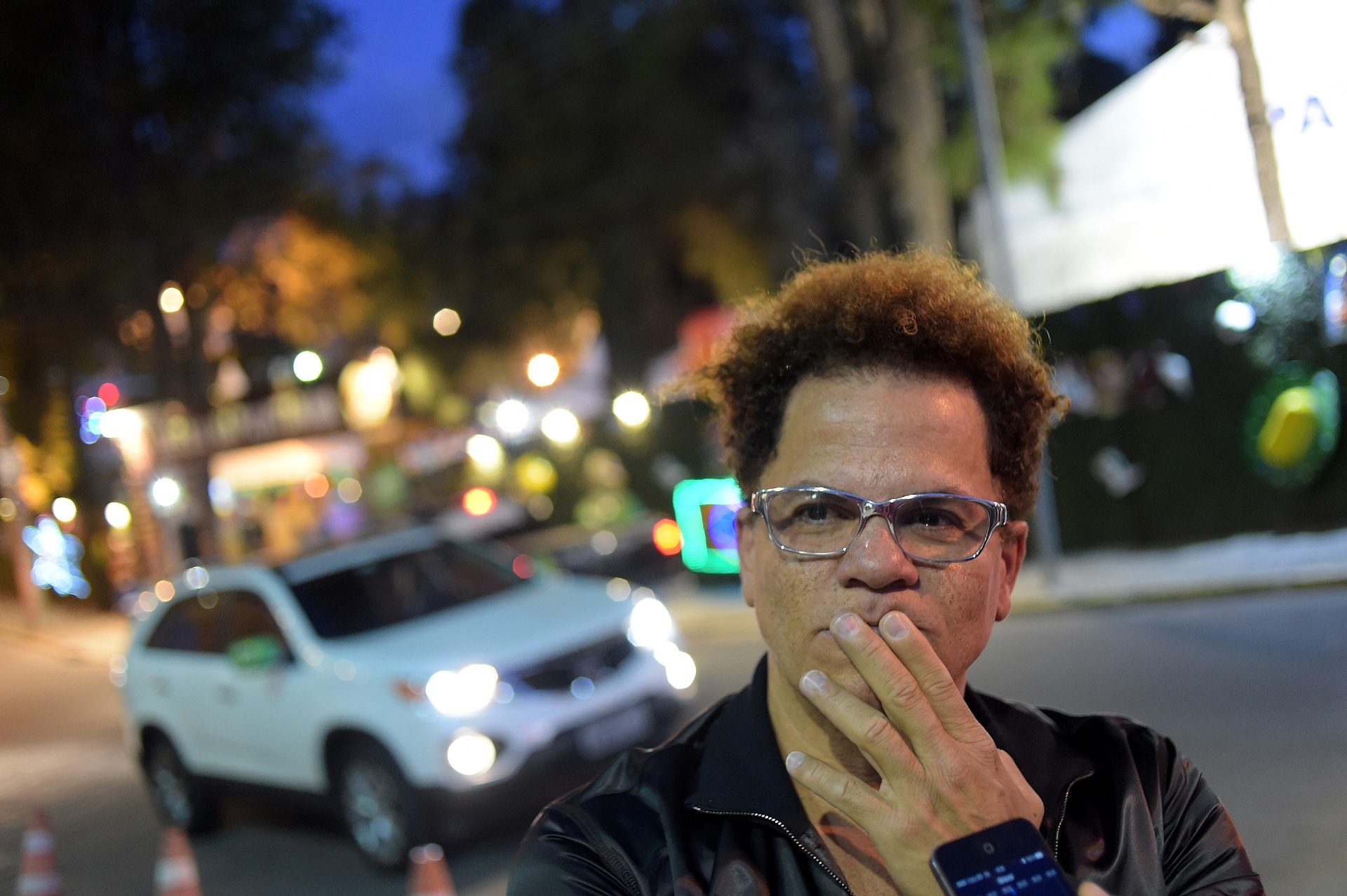 5.jul.2014 - O artista plástico Romero Britto chega para noite de autógrafos na galeria de seu irmão, Robson Britto, em shopping de Campos do Jordão (SP) - Reinaldo Canato/UOL