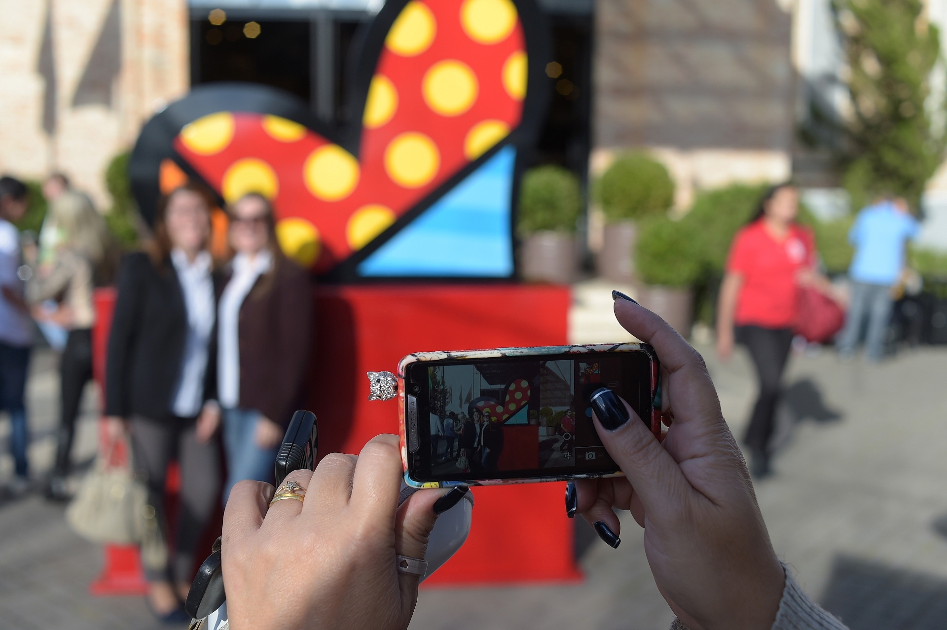5.jul.2014 - Escultura do artista plástico Romero Britto vira atração turística em shopping de Campos do Jordão (SP); segundo o empresário João Dória, a obra está avaliada em cerca de US$ 350 mil - Reinaldo Canato/UOL