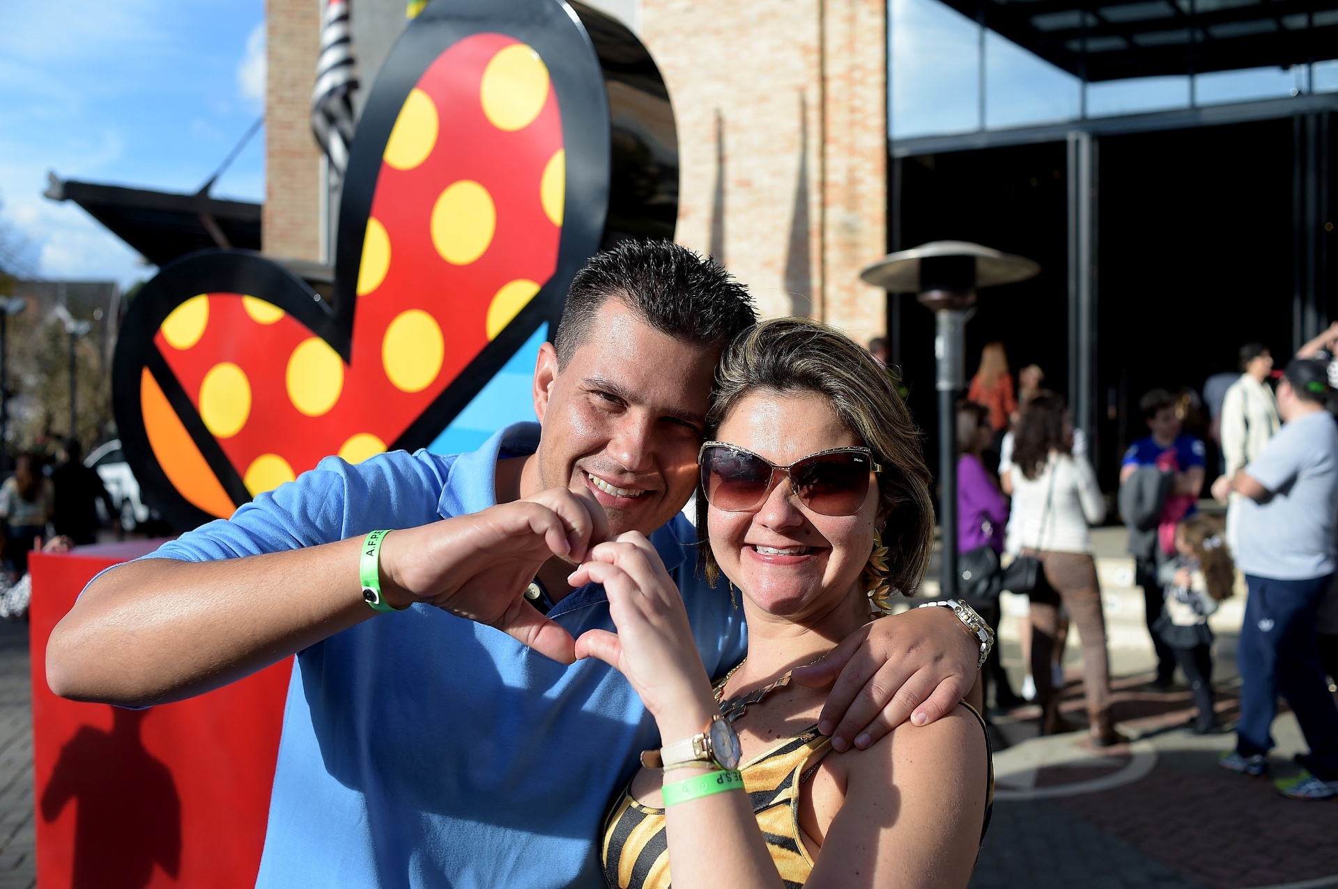 5.jul.2014 - Escultura do artista plástico Romero Britto vira atração turística em shopping de Campos do Jordão (SP); na foto, o casal Mauro Franco, 36, empresário, e Neyma Andrea Ramos, 39, pediatra - Reinaldo Canato/UOL