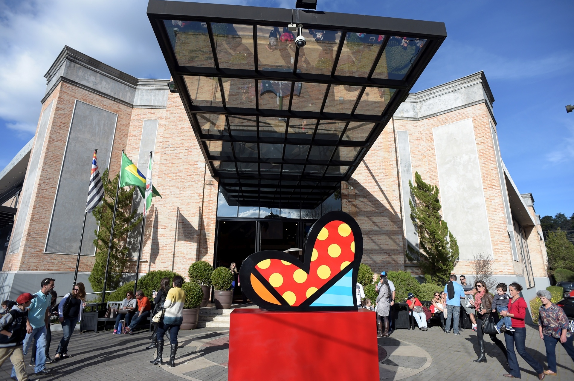 5.jul.2014 - Escultura do artista plástico Romero Britto vira atração turística em shopping de Campos do Jordão (SP); segundo o empresário João Dória, a obra está avaliada em cerca de US$ 350 mil - Reinaldo Canato/UOL