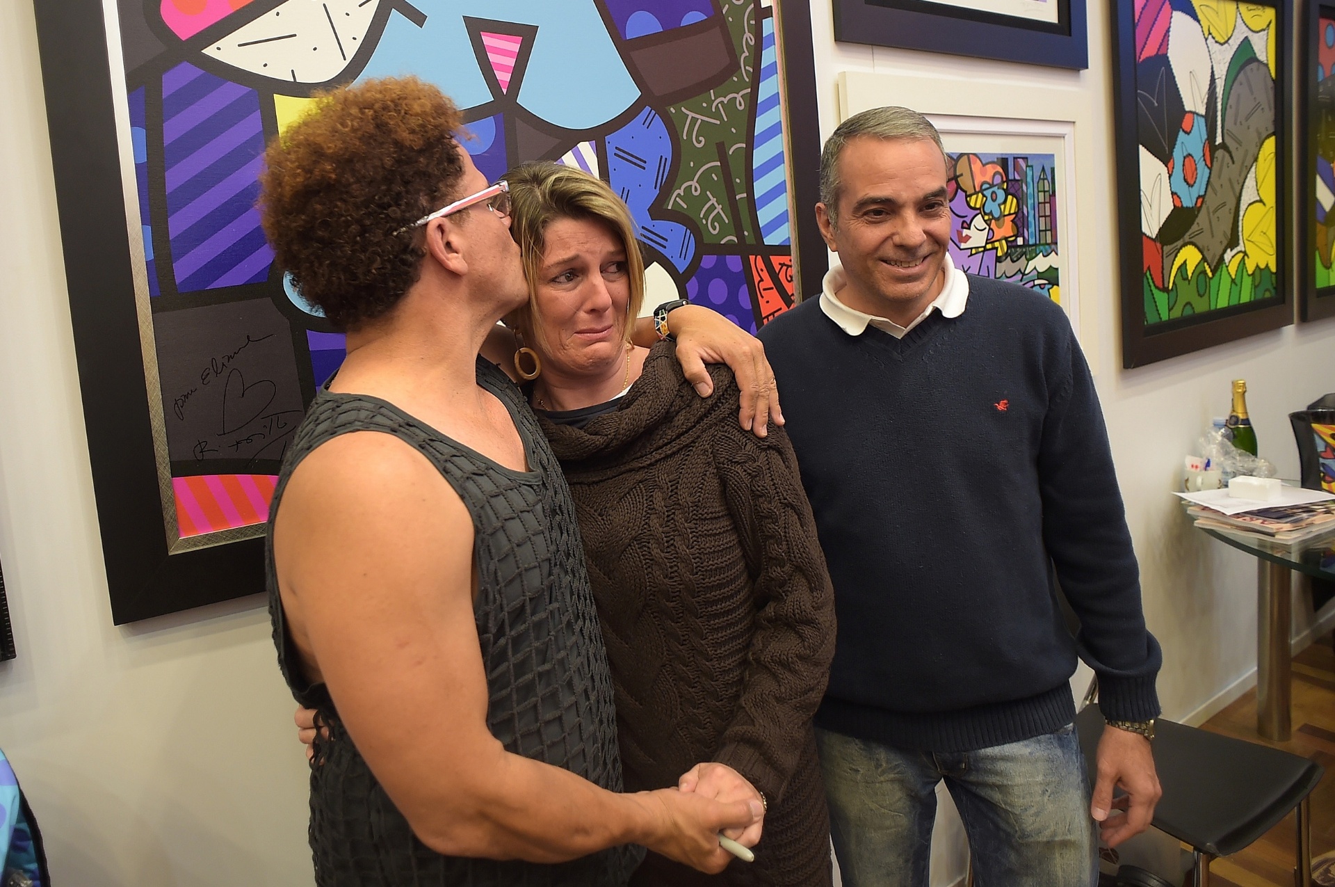 5.jul.2014 - A artista plástica Eliane Bruno, 39, chora ao receber beijo e autógrafo em seu primeiro quadro do ídolo Romero Britto durante noite de autógrafos em galeria de shopping de Campos do Jordão (SP) - Reinaldo Canato/UOL