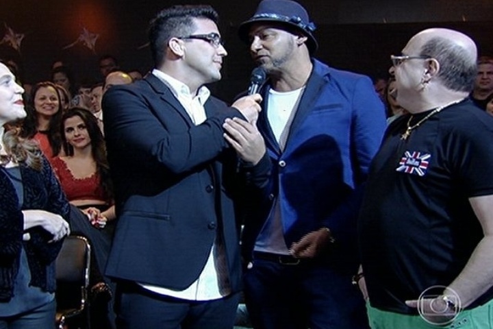 6.jul.2014 - André Marques entrevista o cantor Clauido Zoli na plateia do "SuperStar"