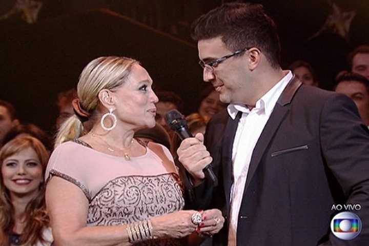 6.jul.2014 - André Marques entrevista Suzana Vieira na plateia do "SuperStar"